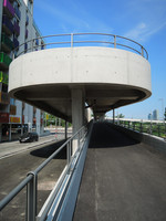 Eine lange Rampe mit zwei 180-Grad-Wenden auf eine Brücke hinauf