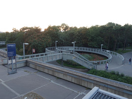Eine Dreiviertel-kreisförmige Rampe mit einer abkürzenden Stiege daneben