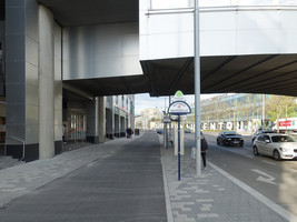 Radweg, daneben eine Haltestelle, daneben drei KFZ-Fahrspuren in gleicher Fahrtrichtung, teilweise als Abbiegespur