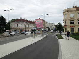 Radweg, daneben eine Haltestelle, daneben zwei KFZ-Fahrspuren in gleicher Fahrtrichtung, teilweise als Abbiegespur